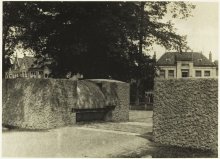 1945. De versperring bij de Emmabrug. Fotograaf: P.J. Bosman. Collectie Regionaal Archief Alkmaar. Licentie CC-BY