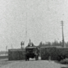Fragment uit een filmpje uit mei 1945. Te zien is de versperring bij de NACO garage. Licentie CC-BY