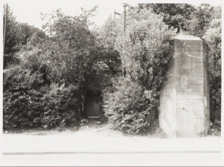 1986. De bunker verstopt achter het openbaar groen. Fotograaf: J. Elsinga. Collectie Regionaal Archief Alkmaar. Licentie CC-BY