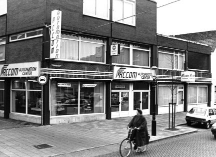 De winkel van Accom in Alkmaar aan de Limmerhoek. Vervaardiger: Wick Natzijl. Fotolicentie: CC-BY-NC. Collectie Regionaal Archief Alkmaar